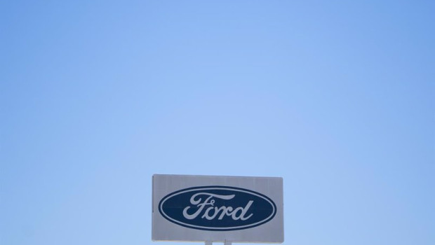 ep archivo   logo de ford en la entrada de la fabrica