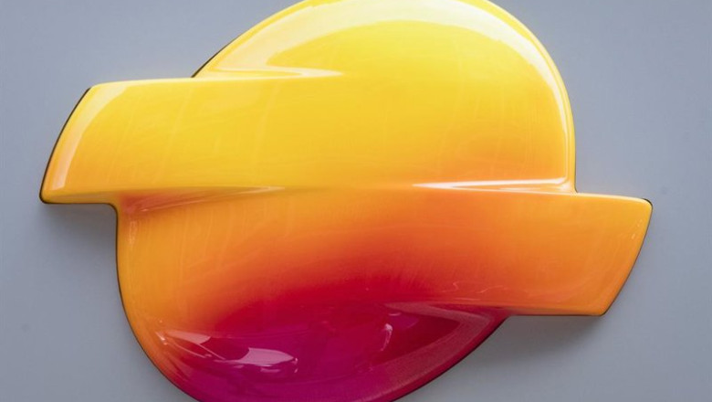 ep archivo   nuevo logo de repsol en la fachada de la oficina multienergia de bilbao