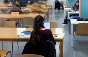 ep archivo   publico trabajando en una sala de lectura de una biblioteca publica a 7 de enero de