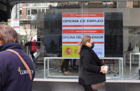 ep archivo   una mujer pasa por delante de una oficina de empleo a 2 de febrero de 2022 en madrid