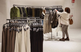 ep archivo una mujer ve la ropa en una tienda ep archivo una mujer ve la ropa en una tienda