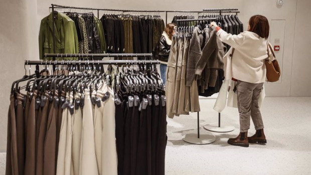 ep archivo   una mujer ve la ropa en una tienda