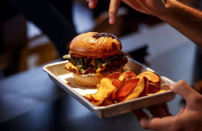 ep archivo   una persona sostiene una hamburguesa en una bandeja