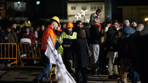 ep archivo   varias personas durante la concentracion de los trabajadores de alcoa por la defensa