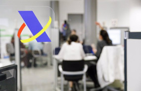 ep archivo   varias personas son atendidas en una ofician de la agencia tributaria