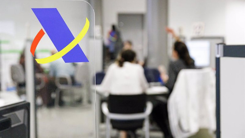 ep archivo varias personas son atendidas en una ofician de la agencia tributaria ep archivo varias personas son atendidas en una ofician de la agencia tributaria