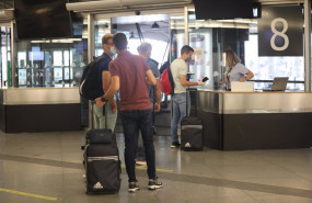 ep archivo   varios pasajeros con maletas muestran sus billetes para acceder al tren en la estacion
