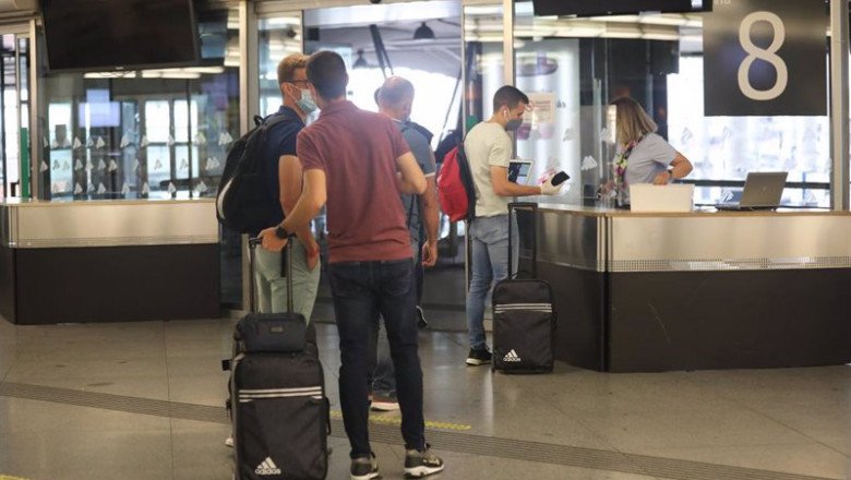 ep archivo   varios pasajeros con maletas muestran sus billetes para acceder al tren en la estacion