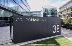 ep cartel de entrada a la sede de la marca de servicio de telecomunicaciones masmovil a 8 de marzo