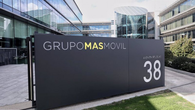 ep cartel de entrada a la sede de la marca de servicio de telecomunicaciones masmovil a 8 de marzo