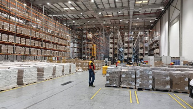 ep centro logistico de dhl en dubai especializado en vehiculos electricos