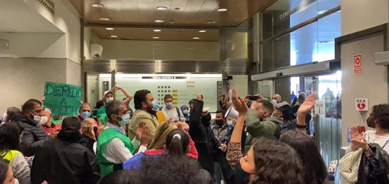 Colectivos antidesahucios se manifiestan en la sede del Frob. | EUROPA PRESS ep colectivos antidesahucios se manifiestan en la sede del frob