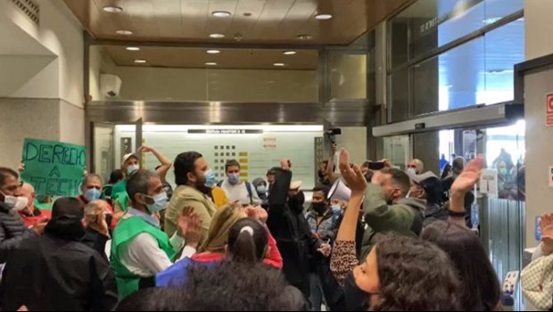 ep colectivos antidesahucios se manifiestan en la sede del frob