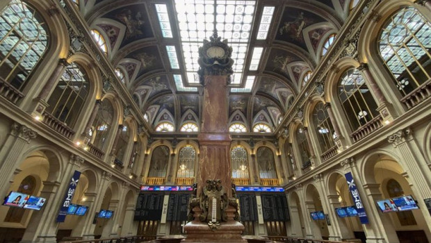 ep columna central en el interior del palacio de la bolsa de madrid espana a 22 de septiembre de