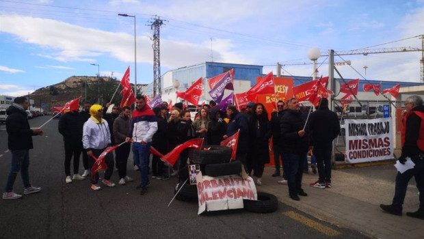 ep concentracion en una estacion de itv durante la jornada de huelga de este martes 27 de febrero