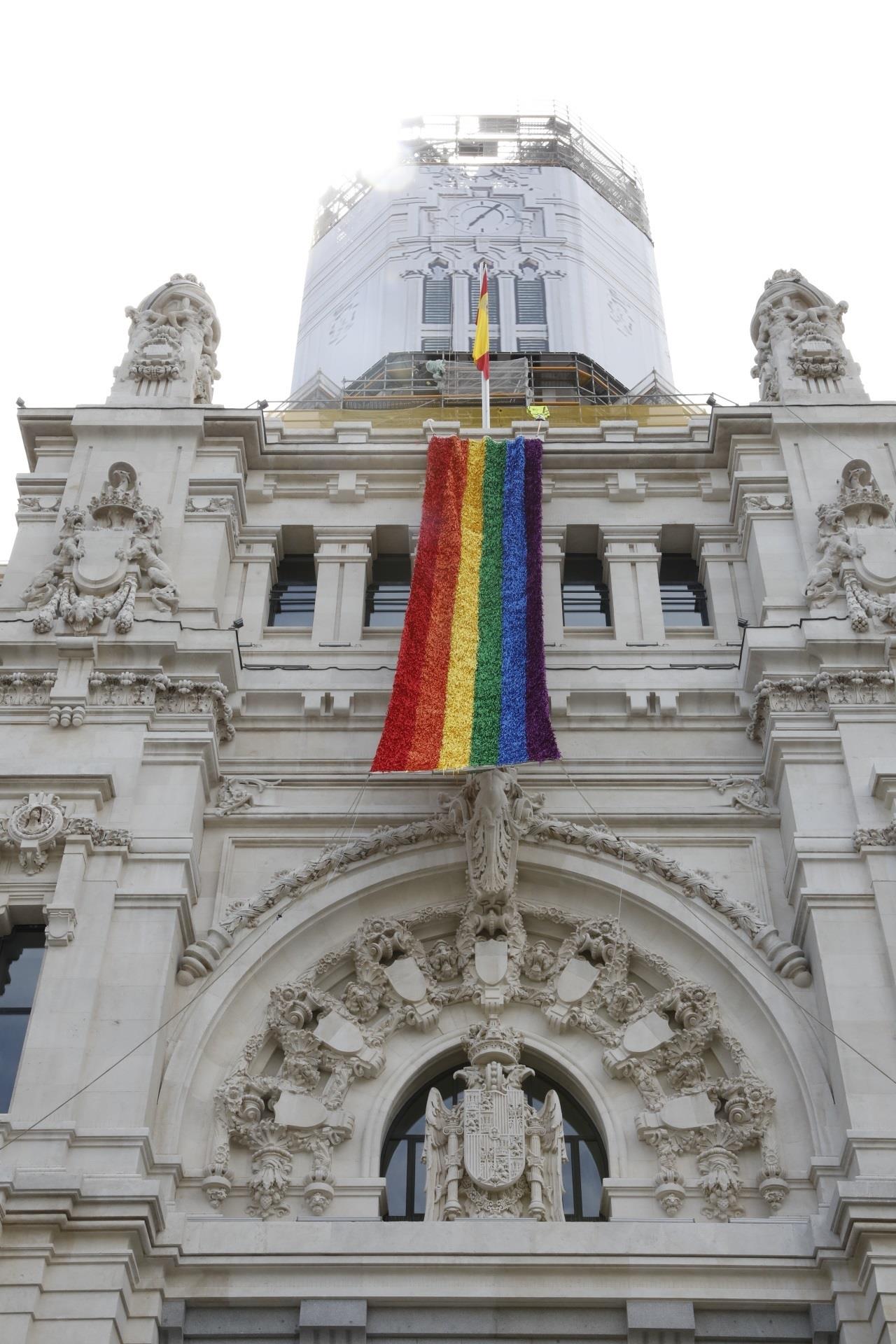 ep desplieguela banderaorgullo madrid 2018palaciocibeles