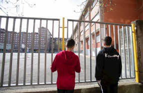 ep dos adolescentes observan el patio cerrado de un colegio de vitoria el pasado mes de abril