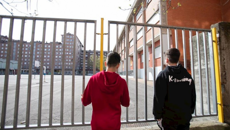 Dos adolescentes observan el patio cerrado de un colegio de Vitoria el pasado mes de abril. | Iñaki Berasaluce - Europa Press ep dos adolescentes observan el patio cerrado de un colegio de vitoria el pasado mes de abril