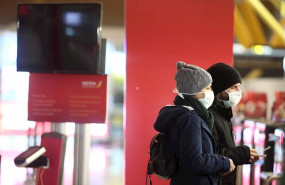 ep dos pasajeros protegidos con mascarilla esperan en la terminal 4 del aeropuerto adolfo suarez