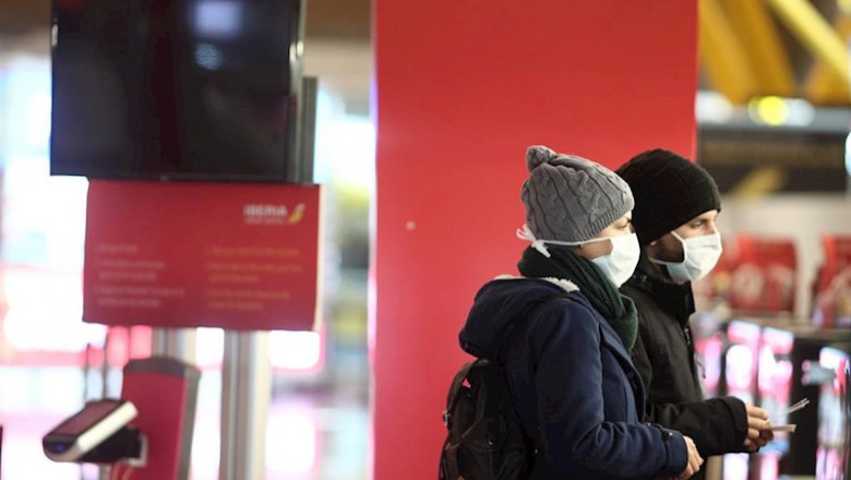 ep dos pasajeros protegidos con mascarilla esperan en la terminal 4 del aeropuerto adolfo suarez