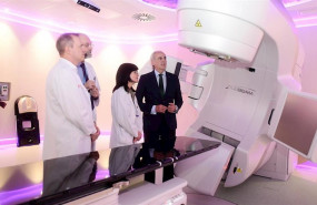 ep el consejero de sanidad enrique ruiz escudero visita el acelerador lineal contra el cancer