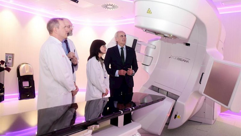 El consejero de Sanidad, Enrique Ruiz Escudero, visita el acelerador lineal contra el cáncer instalado en el Hospital de Fuenlabrada. | COMUNIDAD DE MADRID ep el consejero de sanidad enrique ruiz escudero visita el acelerador lineal contra el cancer
