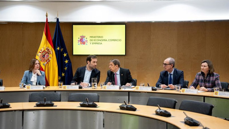 ep el ministro de economia comercio y empresa carlos cuerpo junto al ministro de agricultura pesca y