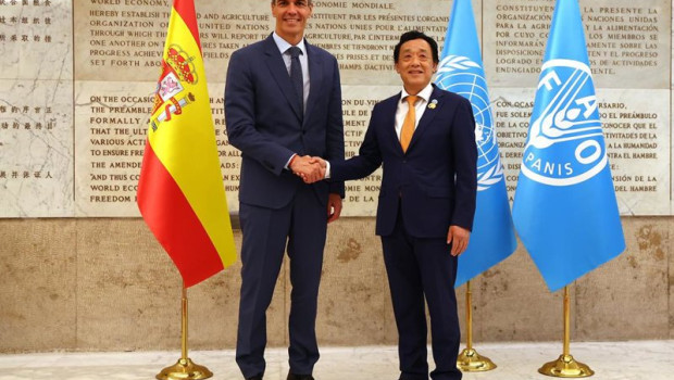 ep el presidente del gobierno pedro sanchez y el director general de la fao dongyu qu durante un