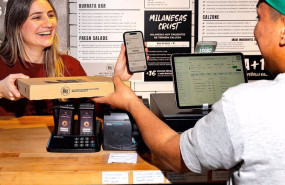 ep empleado de un restaurante utilizando el servicio de deliverect