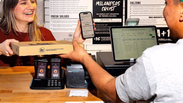 ep empleado de un restaurante utilizando el servicio de deliverect