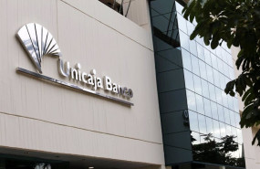 ep fachada de una sede de unicaja banco