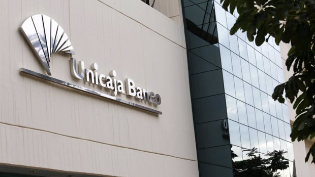 ep fachada de una sede de unicaja banco