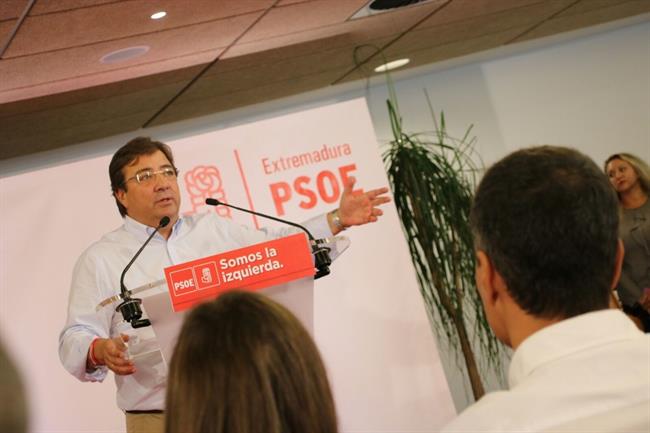 Fernández Vara interviene en Badajoz ante la mirada de Pedro Sánchez | PSOE ep fernandez vara intervienebadajozla miradapedro sanchez