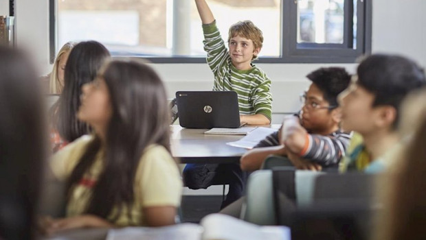 ep hp incide en la importancia de la tecnologia en el aula y pone como ejemplo las escuelas publicas