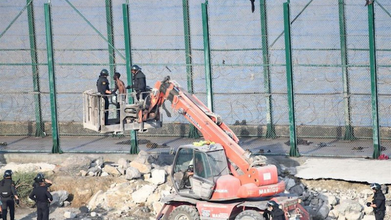 Imagen de archivo de una actuación de la Guardia Civil, que baja a los migrantes aferrados a la valla en Ceuta. | Antonio Sempere / Europa Press - Archivo ep imagen de archivo de una actuacion de la guardia civil que baja a los migrantes aferrados a la