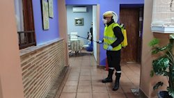 ep imagen de un integrante de la unidad militar de emergencias tras realizar tareas de desinfeccion