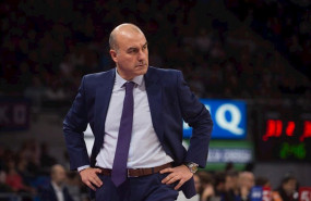 ep jaume ponsarnau dirigiendo al valencia basket