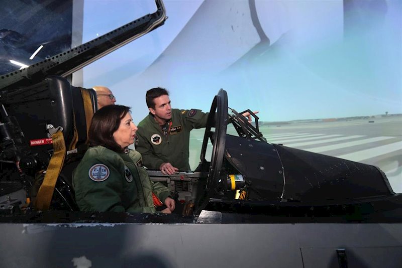 ep la ministra de defensa en funciones margarita robles en el simulador de unc aza f-18