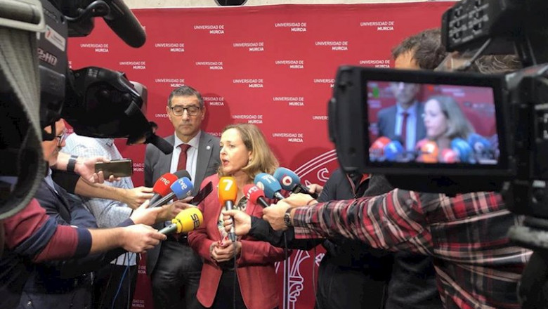 La ministra en funciones de Economía y Empresa, Nadia Calviño, acompañada del rector de la UMU, José Luján | EUROPA PRESS - Archivo ep la ministra en funciones de economia y empresa nadia calvino acompanada del rector de la umu jose