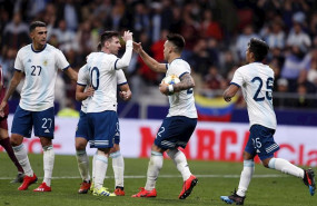 ep lautaro martinez choca con leo messi tras marcar un gol con argentina en el amistoso ante