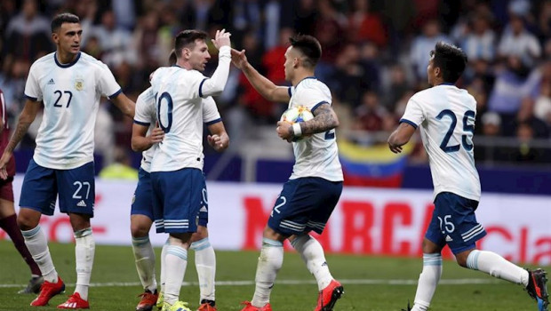 ep lautaro martinez choca con leo messi tras marcar un gol con argentina en el amistoso ante