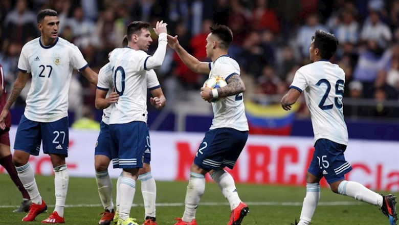 ep lautaro martinez choca con leo messi tras marcar un gol con argentina en el amistoso ante ep lautaro martinez choca con leo messi tras marcar un gol con argentina en el amistoso ante