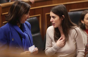 ep margarita robles hablando con irene montero en el congreso