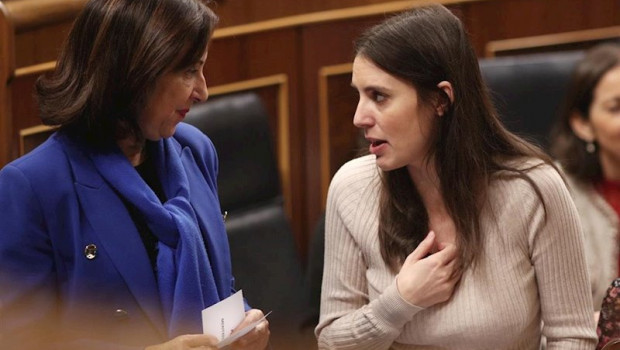 ep margarita robles hablando con irene montero en el congreso