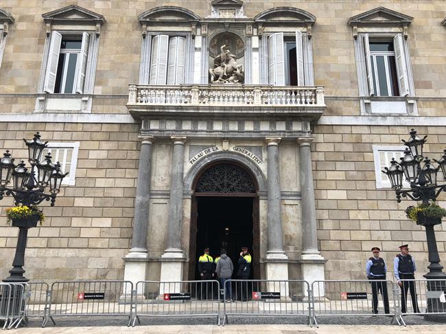 Mossos custodian el Palau de la Generalitat durante registro de la Guardia Civil | EUROPA PRESS ep mossos custodianpalaula generalitat durante registrola guardia civil