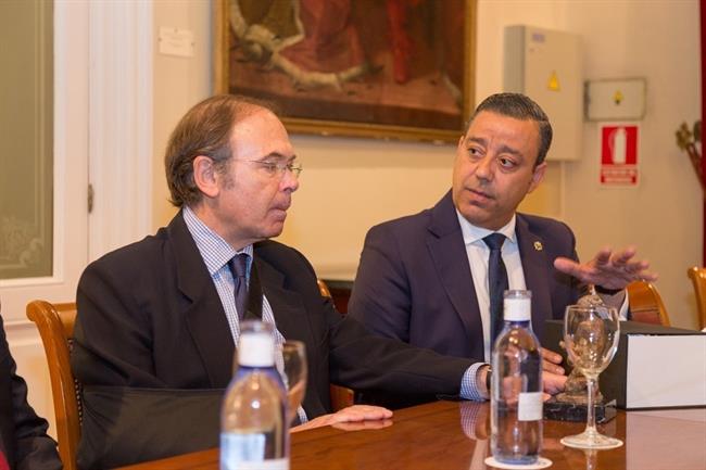 Óscar Castro Reino informa al presidente del Senado sobre la necesidad de regula | DENTISTAS ep oscar castro reino informapresidentesenadola necesidadregula