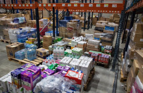 ep pales y cajas llenos de productos en un supermercado de alcobendas