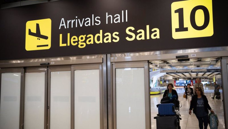 ep pasajeros procedentes de marruecos y otros destinos llegan al aeropuerto adolfo suarez ep pasajeros procedentes de marruecos y otros destinos llegan al aeropuerto adolfo suarez