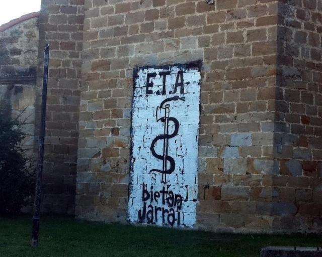 Pintada a favor de ETA en la fachada de una iglesia de Arbizu. | EP/DELEGACIÓN DEL GOBIERNO ep pintadafavoretala fachadauna iglesiaarbizu