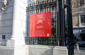 ep puerta de acceso a la biblioteca nacional y al museo en la plaza de colon en madrid espana a 16